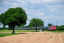 Im Zeichen der Wirtschaftskrise: Autos durchs Land ge car t... (155 123-3 mit Autotransport-Ganzzug; Juni 2009; Alsbach-H�hnlein).