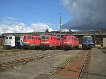  Dunkle Zeiten  l�utet diese Wolkenfront am 25. Juli 2009 im BW Stuttgart Rosenstein ein. Wer wei� wie lange es noch 110er in Stuttgart geben wird? Im Bild zu sehen sind: 
139 312-3,110 484-3,111 082-4,110 418-1 und 110 228-4.