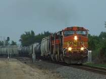 Ein BNSF G�terzug in Richtung S�den zwischen Augusta und Rose Hill, Kansas am 20.07.2009.