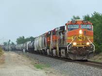 Ein Mix-G�terzug der BNSF am 20.07.2009 zwischen Augusta und Rose Hill, Kansas in Richtung S�den.