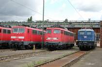 Drei betagte Damen eintr�chtig nebeneinander bei der 110er Parade im BW Stuttgart. Es handelt sich um die blaue 110 228-4 vom DB Museum, um die 110 418-1 vom BW Stuttgart und um die 111 082-4.
So gesehen am 25. Juli 2009. Das Gel�nde des BWs war an diesem Tag in bestimmten Bereichen �ffentlich zug�nglich.
