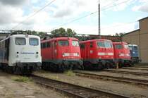 Wer hat die Nase vorne? So wie es aussieht 111 082-4 welche zwischen 110 484-3 (links) und einer weiteren verkehrsroten 110 steht. Ganz links au�en steht sich 139 312-3 die Radreifen platt.
Aufgenommen am 25. Juli 2009 bei der 110er Parade im BW Stuttgart. Das BW war an diesem Tag in bestimmten Bereichen �ffentlich zug�nglich.