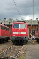 Zwischen die Reihe von Einheitslokomotiven bei der 110er Parade im BW Stuttgart am 25. Juli 2009 mogelte sich die 111 082-4 vom BW Stuttgart. Das BW war an diesem Tag in bestimmten Bereichen �ffentlich zug�nglich.
