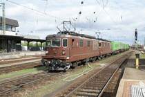 Mit einem Hangartner - Intermodalzug am Hacken durchfahren die Re 4/4 171 und die Re 4/4 181 Basel Bad Bf.