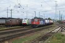 Eine wundersch�ne Fahrzeugparade durfte ich am 24.7.09 erleben: Die Ae 610 496-2 f�hrt mit einem G�terzug an den abgestellten Re 486 502-8 und Re 4/4 186 vorbei.

