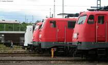 Lokparade im Bw Stuttgart.Das ganze wurde von der Ig Einheitslok veranstaltetet. W�hrend die �lteren Damen bewundert werden. Muss sich der ICE1 mit seinem Signalhorn auf sich aufmerksam machen. Von links 139 312-3,110 484-3,111 082-4 und 110 418-1 25.7.09
