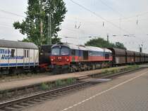 Mit einem Hupkonzert dr�hnt der  Yeoman Highlander , eine Class59 der HHPI, am Abend des 26.7.09 an der wasserfassenden BR 52 8038 in Eystrup vorbei.