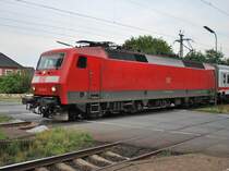 BR 120 140-9 rollt am Abend des 26.7.09 mit einem Leerzug (Wagenpark IC 1934) �ber den B� am Bhf Eystrup.