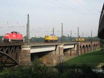 Auf der Br�cke �ber die Ruhr zwischen Duisburg und Oberhausen herrscht immer reger Verkehr. Trotzdem ist es schon Gl�cksache wenn man 3 Fahrzeuge (294 der DB, V 300 bzw. 232 von EBW-Cargo und eine Stopfmaschine ? gleichzeitig auf der 4 gleisigen Strecke zusammen fotografieren kann. 