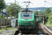 Die 437009 der SNCF zieht ihren G�terzug durch Erpel am 16.07.2009