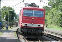 Die 155 239-7 zieht ihren sehr langen G�terzug durch Erpel am 16.07.2009