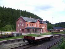 Das Empfangsgeb�ude des Bahnhofs Sch�nheide S�d. Im Vordergrund ein in der Aufarbeitung befindlicher Flachwagen des FHWE. (26.07.09)