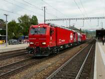 SBB - Feuerwehr auf Schienen. Neuer L�sch und Rettungszug XTmas 99 85 917 4 002-7 bei der Durchfahrt im Bahnhof von Liestal am 11.05.2009
