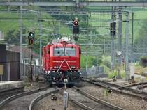 SBB - Feuerwehr auf Schienen. Nachschuss des Neuen L�sch und Rettungszug XTmas 99 85 917 7 002-4 bei der Ausfahrt aus dem Bahnhof von Liestal am 11.05.2009