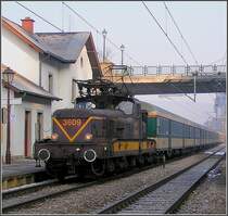 Beim Durchst�bern meines Archivs, bin ich auf diese Aufnahme vom 03.03.04 gesto�en: Einfahrt des IR Troisvierges-Luxembourg in den Bahnhof von Clervaux an einem kalten Wintermorgen. (Hans)