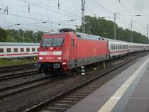 101 116 schl�ngelt sich mit dem IC 2377 Binz-Frankfurt/Main am 25.Juli 2009 in den Bahnhof von Stralsund.