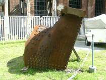 Am Eingang des Museums in Schwarzenberg stand am 26.Juli 2009 ein profisorisch abgest�tztes Kesselfragment. Wahrscheinlich aus dem Aue`r Heizhaus.