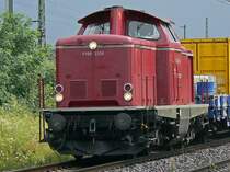 V-100-2335 an der Strecke in K�ln-Porz Wahn aufgenommen, aus rtg Spich/Troisdorf kommend mit einem Bauzug