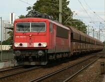 Eine Railion BR 155 f�hrt aus Gremberg kommend auf die K�lner S�dbr�cke .