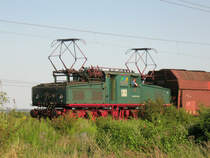 Unbeirrt schiebt eine Hennigsdorfer EL2 ihren Kohlezug durch die bl�hende Landschaft, n�he Hohenm�lsen 16.07.09