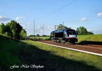 ES 64 U2-005 passiert als Tfzf 93797 Berlin-Ruhleben - N�rnberg den s�dlich des Bahnhofs Priort gelegenen B�72 auf ihrer Jungfernfahrt in Schwarz (12.05.09)