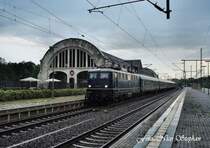 E10 121 passiert mit DPE 91314 Cottbus Hbf. - D�sseldorf Hbf. den zur DB-Akademie geh�renden,neu restaurierten,Potsdamer Kaiserbahnhof bei sch�nstem Regenerguss (20.05.09)