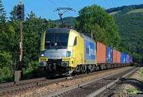 ES64U2 065 (boxXpress.de) mit Zug 41138 am 27.07.2009 Richtung Westen. Die Aufnahme entstand im Wienerwald, kurz vor Hofstatt.