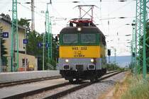 E-Lok V43 332 der GySEV f�hrt am 28.07.2009 als Lokzug durch den Bahnhof M�llendorf in Richtung Ebenfurth.