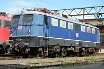 Nur kurz zeigte sich bei der 110er Parade am 25. Juli 2009 die Sonne. Diese Gelegenheit nutzte ich um die formsch�ne, wenn auch ein bisschen ausgebleichte 110 228-4 vom DB Museum zu portraitieren. Das Gel�nde des BWs war zum Zeitpunkt der Veranstaltung in bestimmten Bereichen �ffentlich zug�nglich.