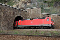 ... Und Tsch��! (143 269-9 kurz vor Befahren des Loreley-Tunnels nordw�rts). (Mai 2009).