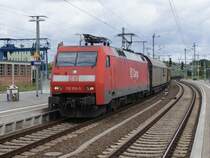 Gegen 11.53Uhr am 26.07.2009,durchfuhr die 152 010-5 mit einem G�terzug den Schweriner Bahnhof auf Gleis 3.