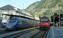 ETR als CIS 35 in Brig, daneben Re 460 045-8 mit IC 817 nach Romanshorn.
27. Juli 2009 
 