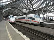 Zwei ICE 3 Z�ge am 24. Juli 2009 im K�lner Hbf. Bei dem rechten ist die vorderste T�re zum Gep�ckbahnsteig ge�ffnet.