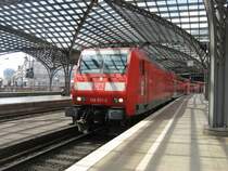 146 011-2 verl�sst am 24. Juli 2009, mit ihrem RE 1 (Nordrhein-Westfalen-Express) der die Strecke Aachen-Hamm (Westf) f�hrt, den Hbf von K�ln. Interessant finde ich die Spiegelung vom Bahnsteigdach in der Frontscheibe.