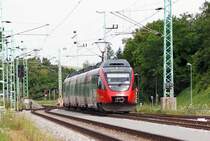 4124 022 als Regionalexpress von Wien S�d nach Deutschkreutz, bei der Einfahrt in den Bahnhof M�llendorf, 28.07.2009.