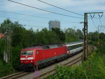 120 109-4 zieht IC 486 Z�rich HB - Stuttgart Hbf aus Singen am Hohentwiel. 27.07.09