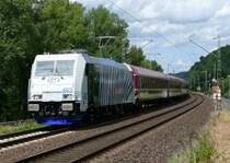 185 663-2 der Lokomotion zieht einen EuroExpresszug durch Leubsdorf in Richtung S�den. Aufgenommen am 28/07/2009.