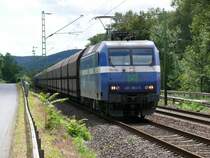 481 004-0 der NIAG f�hrt mit einem langen G�terzug durch Leubsdorf in Richtung Norden. Aufgenommen am 28/07/2009.