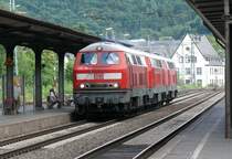 Dieser Lokzug bestehend aus drei 225er (225 150-2 als Zuglok, die zweite konnte ich leider nicht notieren, und am Ende 225 026-4) durchfahren den Bahnhof Linz am Rhein in Richtung Norden. Diese Loks waren bis Ende letzten Jahres st�ndig auf der Montzenlinie anzutreffen, wo ich sie oft fotografieren konnte. Aufgenommen am 28/07/2009.
