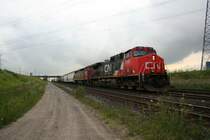 CN C44-9W (FE 644h) 2698 und C40-8M 2402 mit G�terzug kurz nach der Ausfahrt aus dem CN-G�terbahnhof am 29.7.2008 in Vaughan.
