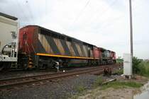 CN C44-9W (FE 644h) 2698 und C40-8M 2402 mit G�terzug kurz nach der Ausfahrt aus dem CN-G�terbahnhof am 29.7.2008 in Vaughan.
