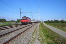 Re 460 061-5  Wiggertal  mit IR 2136 in T�gerwilen, kurz vor Durchfahrt durch den Bahnhof T�gerwilen Dorf. 28.07.09.