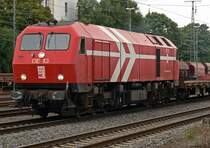 Die DE-13 bei der Durchfahrt mit gemischtem G�terzug in K�ln West.