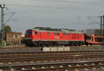 232 800-3 kommt mit einem Leerzug Autotransportwagen auf den G�terzuggleisen aus Richtung Halle gefahren und hat Magdeburg Hbf gleich erreicht. Fotografiert am alten Lokschuppen in der Maybachstra�e am 31.07.2009