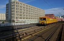 Staubsauger - Ab Montag rollt die S-Bahn wieder auf der Stadtbahn. Daf�r wird geputzt.
Universal-Reinigungsmaschine f�r Gleisoberfl�chen ( URG )
Berlin Alexanderplatz
31.07.2009