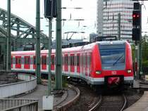 S-Bahn der Baureihe 423 (423 698-0) bei der Einfahrt in K�ln HBF
am 20.07.09
