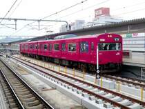 Serie 103: einige dieser klassischen S-Bahnwagen (3503 Wagen, gebaut 1963-1984) sind aus den grossen st�dtischen Agglomerationen (Tokyo und Kansai) verdr�ngt und nun in ruhigeren Diensten. Bild: F�r die Umgebung der Stadt Himeji wurden 9 Motorwagenpaare 1998 mit F�hrerstand versehen. Sie bilden nun Zweiwagenz�ge; hier ist das Paar KUMOHA 103-3501 mit KUMOHA 102-3501 in Himeji, 28.Februar 2009.  
