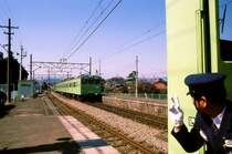 Serie 103: F�r die Elektrifikation l�ndlicher Strecken ausserhalb von Tokyo wurden aus Bestandteilen alter Triebwagen diese Z�ge Serie 103-3000 gebildet. Der Wagenf�hrer gr�sst den Gegenzug mit Frontwagen KUMOHA 102-3001 in Musashi Takahagi, 10.M�rz 1990. 