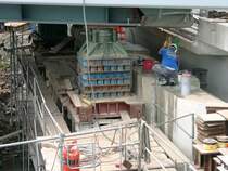 Verschiebung der neuen Eisenbahn Br�cke in Freienohl. Eine der Vier Hydraulikpressen zum anheben der Br�cke.