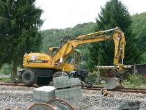 Verschiebung der neuen Eisenbahn Br�cke in Freienohl. 2 Wege Bagger steht kurz vor dem Freienohler Tunnel.